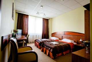 Отель Hotel Stal Сталёва-Воля Стандартный двухместный номер с 2 отдельными кроватями-4